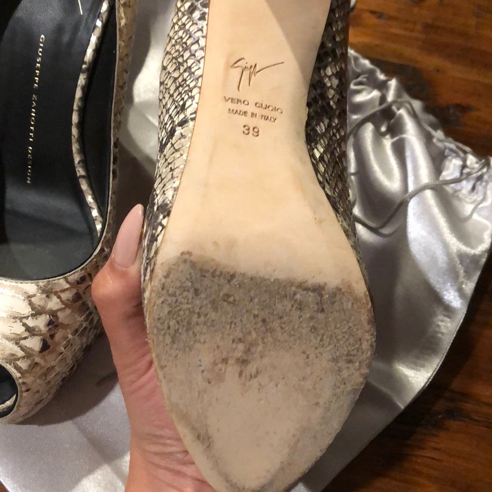 Giuseppe Pumps - Picture 3 of 5
